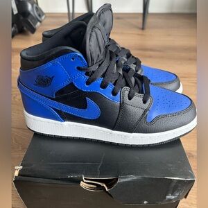 2021 Air Jordan 1 Mid GS 'Hyper Royal'